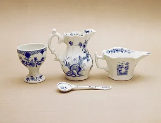 Worcester Sahnekanne, Sahnekrug, Senflöffel und Eierbecher, späte 18. Jahrhundert